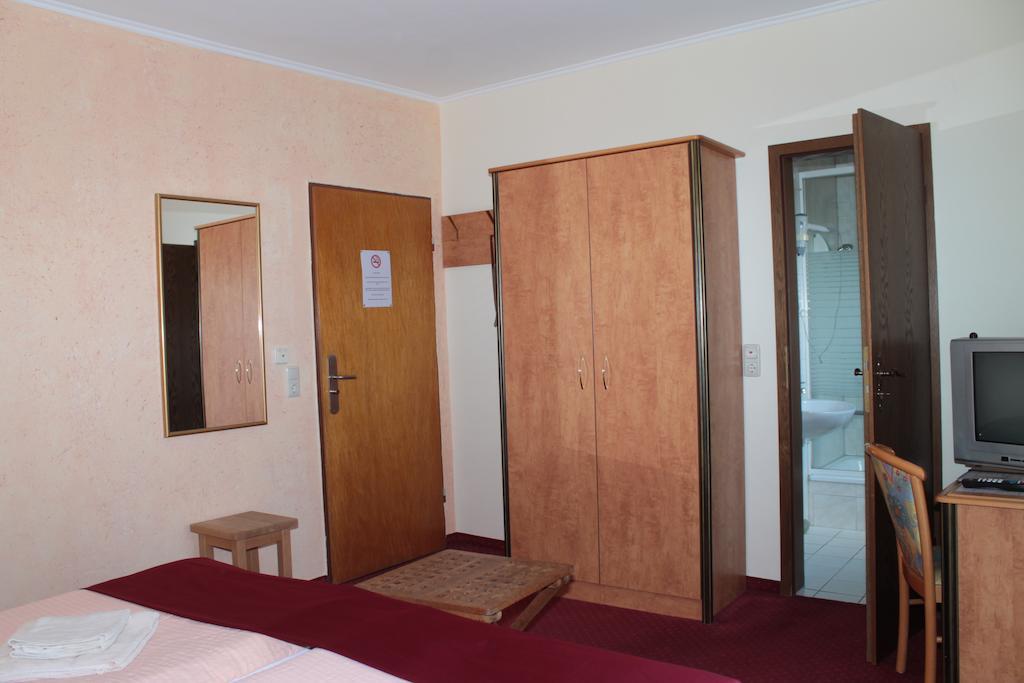 Garni Zum Adler Hotell Gensingen Eksteriør bilde